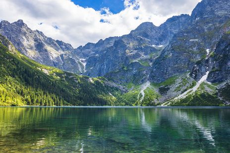 Bergsee im Tatra-Nationalpark mit steilen Gipfeln und klarer Spiegelung