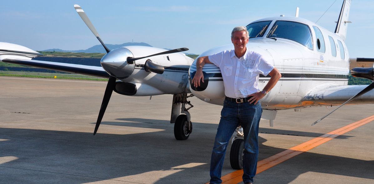 Reiner Meutsch vor einem Flugzeug