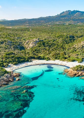 Bucht an der Costa Smeralda mit türkisfarbenem Wasser