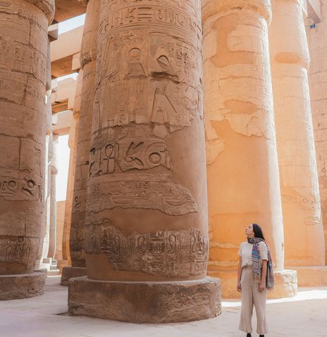 Frau in Tempelanlage in Luxor