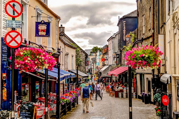 Bunte Einkaufsstraße von Kilkenny