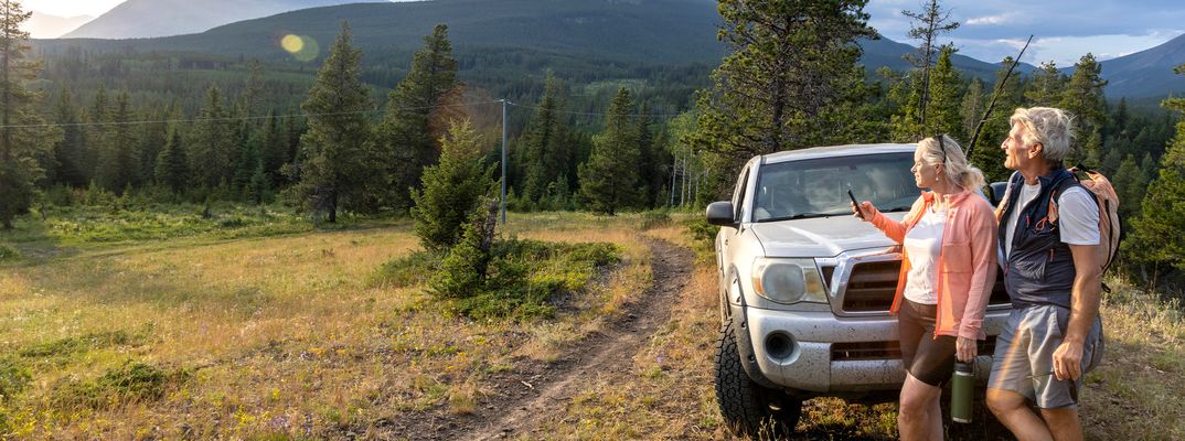 Roadtrip durch die weiten Landschaften Albertas mit Mietwagen und Reisenden