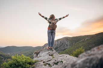 Frau beim Wandern in den Bergen 