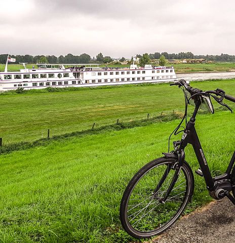 Fahrrad vor Flusskreuzfahrtschiff