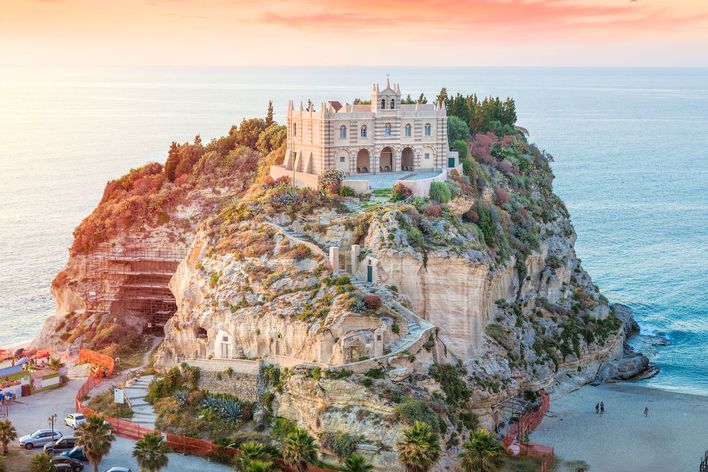 Santa Maria dell’Isola in Tropea im warmen Licht des Sonnenuntergangs