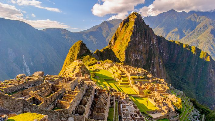 Blick auf den Machu Picchu in Peru, der von der Sonne angestrahlt wird 