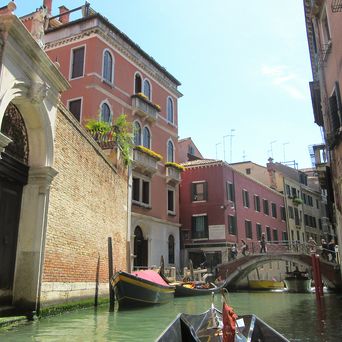 Gondelfahrt durch enge Kanäle in der Stadt Venedig, Italien