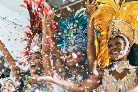 Menschen beim Karneval in Rio de Janeiro