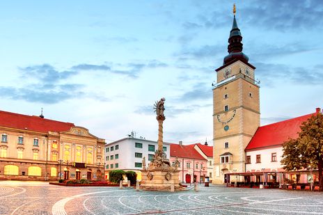 Hauptplatz von Trnava mit Kirchturm, Brunnen und historischen Gebäuden