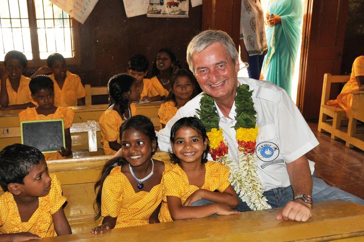 Reiner Meutsch in einer Schule