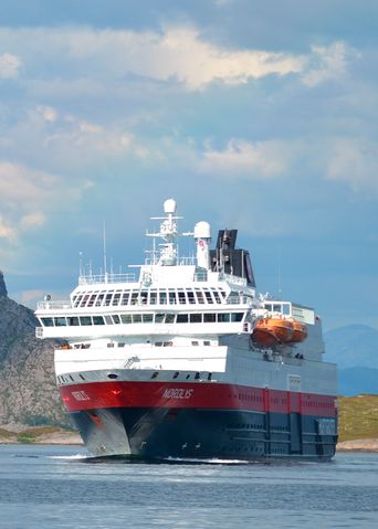 Ein Schiff von Hurtigruten