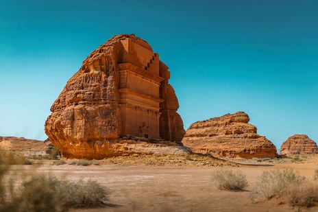 Markante Sandsteinformation in der Wüste Saudi-Arabiens vor blauem Himmel