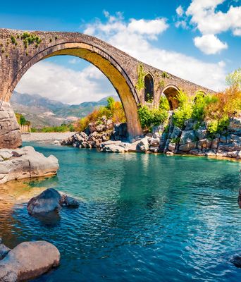 Der Shkodra-See in Nordwest-Albanien, umgeben von Bergen und Dörfern