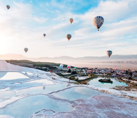 Heißluftballons über Pamukkale