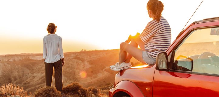 Frauen gemeinsam am Auto