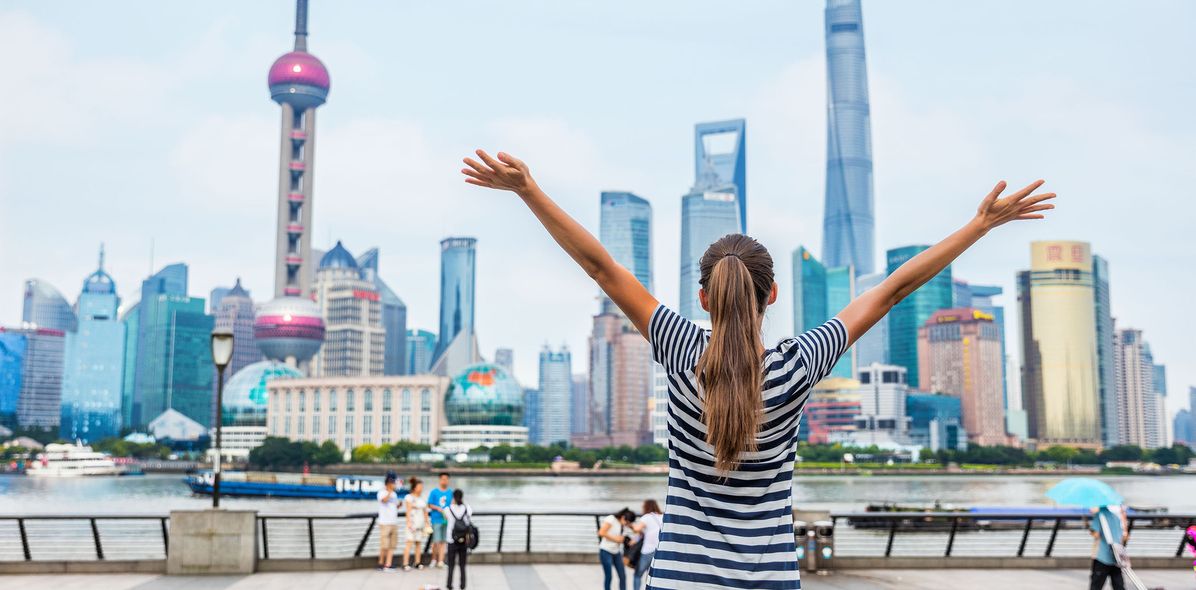 Frau vor der Skyline von Shanghai