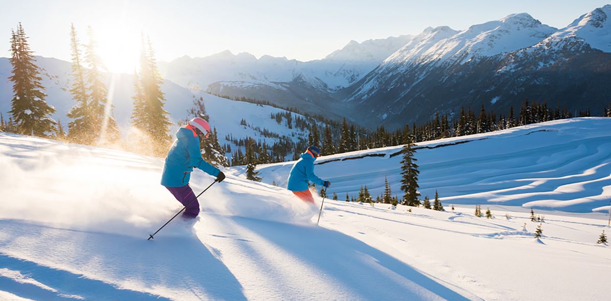Menschen beim Ski fahren in den Bergen