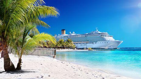 Kreuzfahrtschiff am Hafen