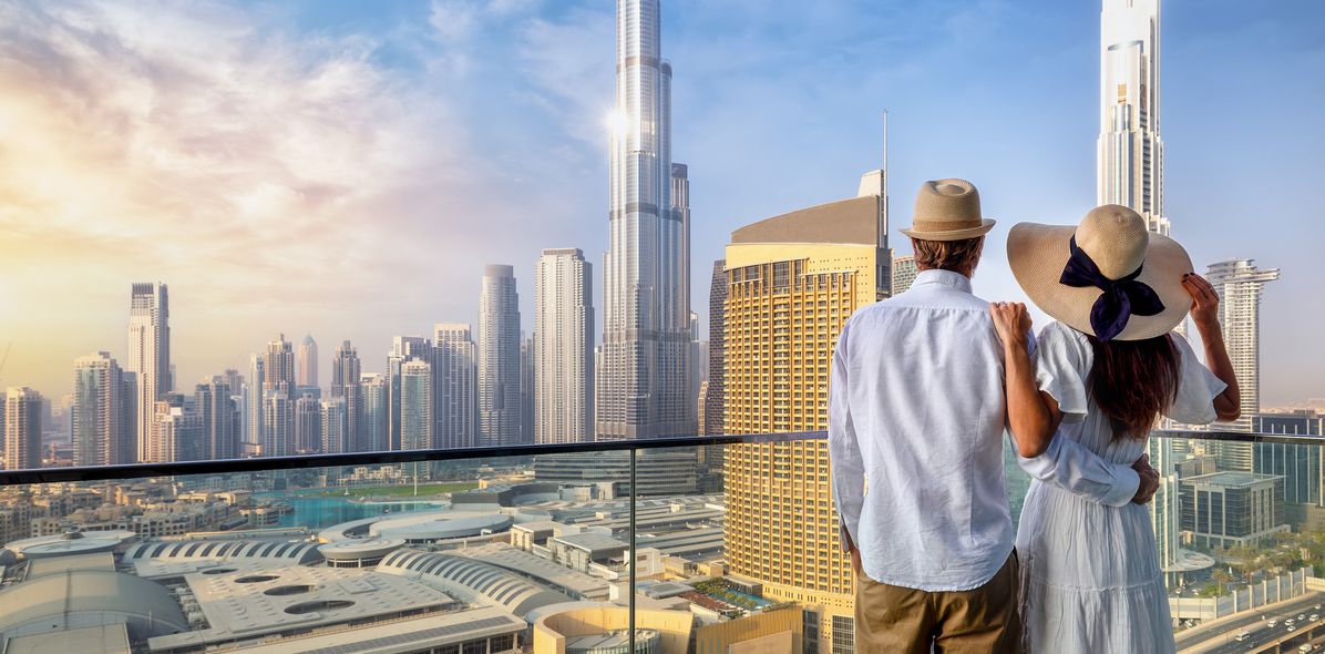 Pärchen vor Aussicht auf Dubais Skyline 