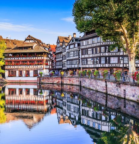 Blick auf sich im Rheinufer spiegelnden Fachwerkhäuser in Straßbourg, Frankreich