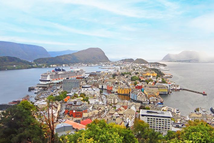 Ein Schiff von MSC in Alesund Norwegen