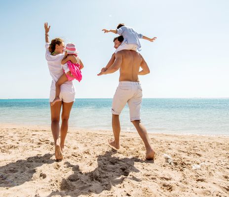 Familie am Strand im Sommer
