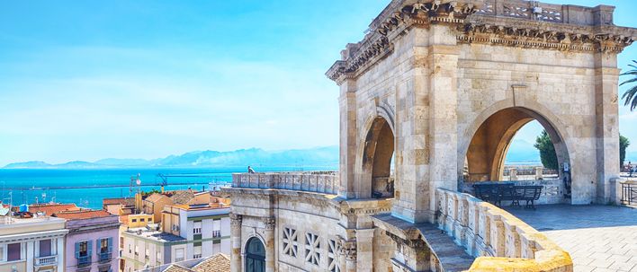 Historisches Stadttor in Alghero mit Blick auf die Küste