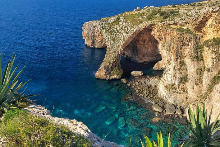 Blick hinab zur Blauen Grotte von Malta mit kristallklarem Wasser