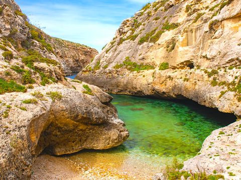 S-Förmige Schlucht Ghasri Valley mit klarem Meerwasser auf der Insel Gozo, Malta