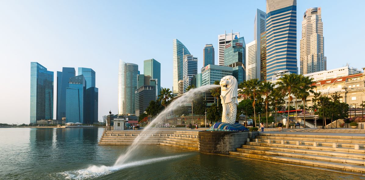 Blick auf Singapur mit Statue