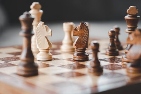 Schachbrett mit Spielfiguren im Nahaufnahmefokus während einer Partie