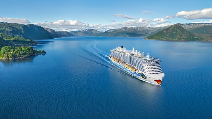 AIDAcosma unterwegs im Nordland mit Bergen im Hintergrund