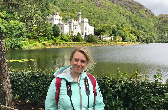 Monique vor der Kylemore Abbey in Irland