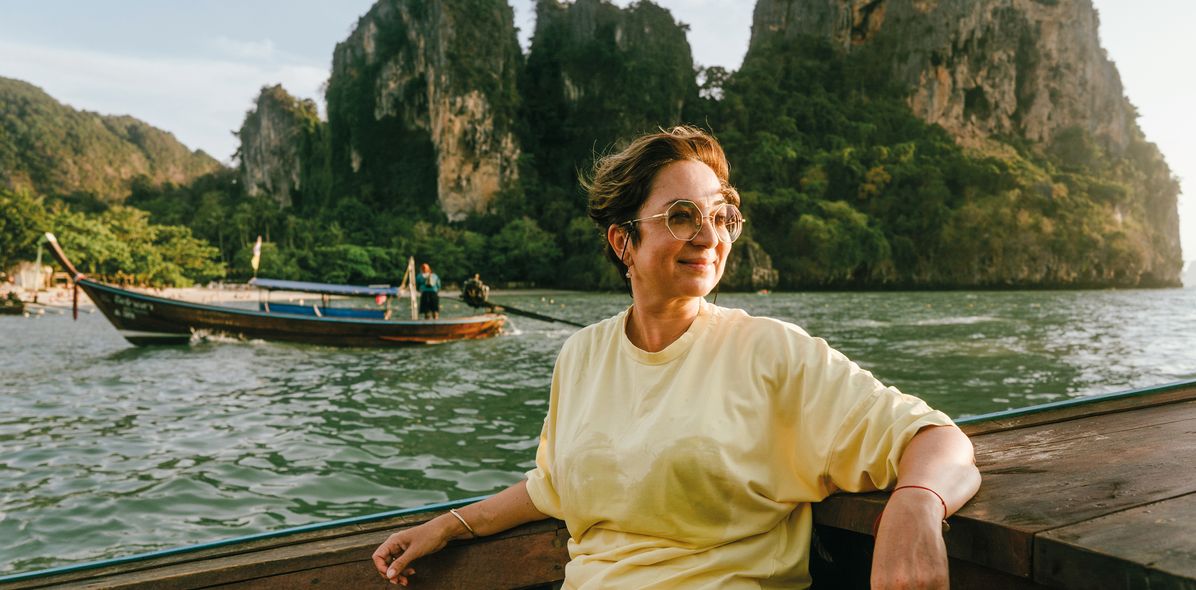 Reisen, wie für mich gemacht - glückliche Frau sitzt im Longtailboot in Thailand