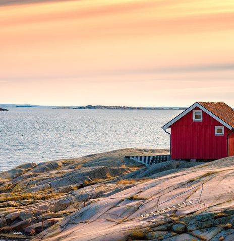 Rotes Haus an der Küste von Schweden