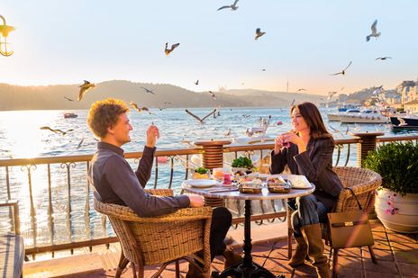 Ein Paar in Istanbul während eines Dinners