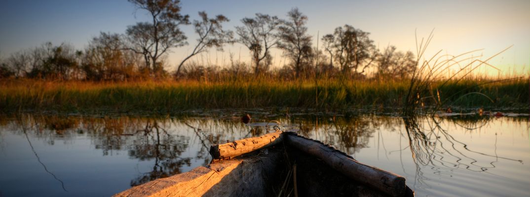 Traditionelles Mokoro-Boot im Okavango-Delta in Botswana