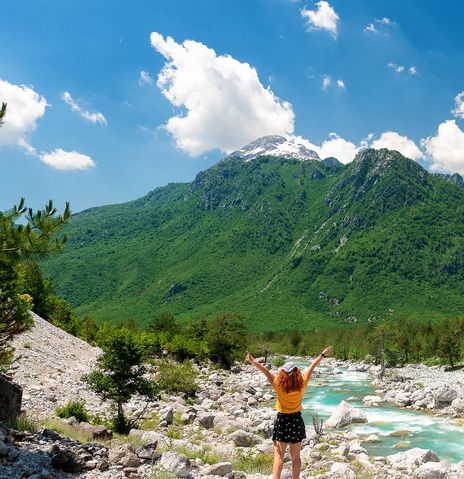 Frau in Berglandschaft in Albanien
