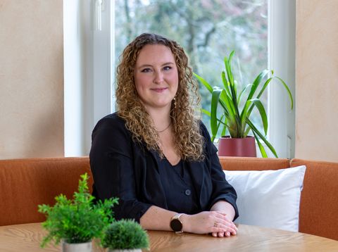 Abteilungsleiterin Janine im Porträt in der Kantine