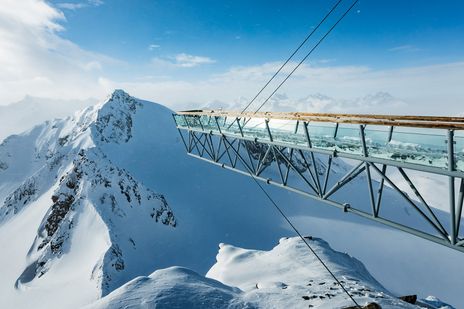 Fußgängerbrücke aus Glas im Winterskigebiet in Sölden