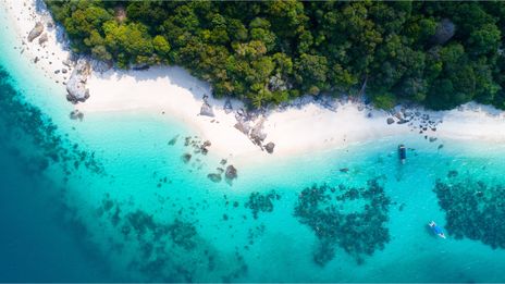 Luftaufnahme von Rawa Island mit weißen Stränden, Korallenriffen und klarem Meer