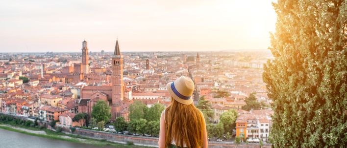Frau blickt auf Verona