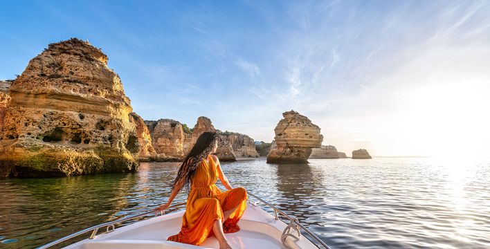 Frau auf einem Boot an der Algarve