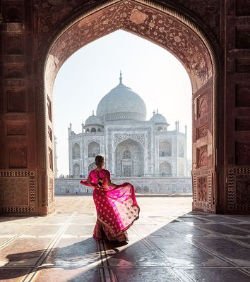 Frau vor Taj Mahal in Indien