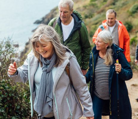 Gruppe von Menschen beim Wandern