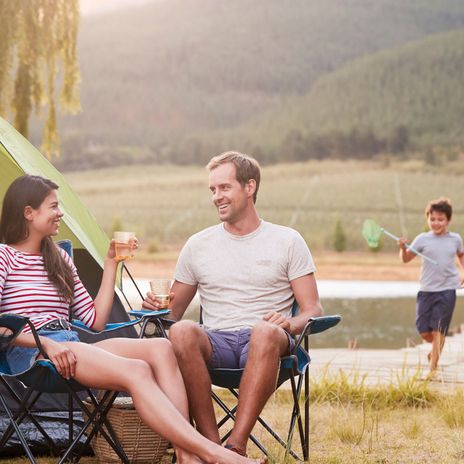 Familie auf dem Campingplatz