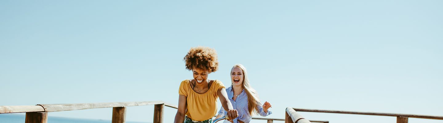 Frauen haben Spaß auf Fahrrad