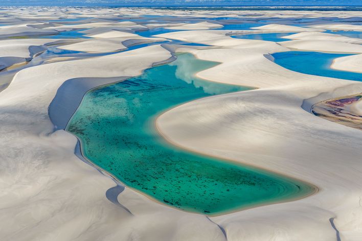 Weiße Sanddünen und türkisfarbene Lagunen im Nationalpark Lençóis Maranhenses in Brasilien