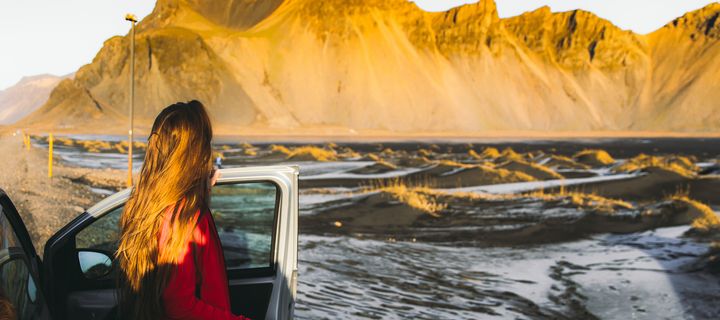 Frau mit Auto in Island