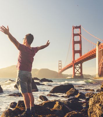 Mann vor der Golden Gate Bridge